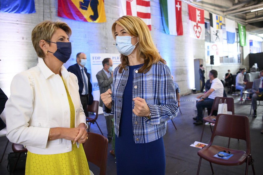 La presidente du PLR Petra Goessi, droite, parle avec la conseillere federale Karin Keller-Sutter, gauche, lors de l&#039;assemblee des delegues du PLR Les Liberaux-Radicaux suisse ce samedi 3 juillet ...