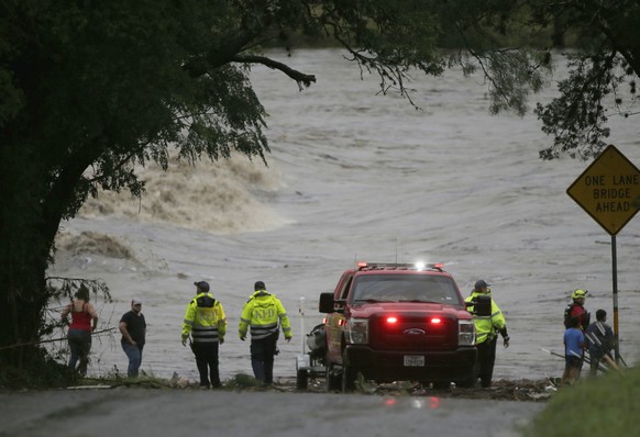 KEYPIX - First responders scan the banks of the Guadalupe River for individuals swept away by flooding in Ingram, Texas, Friday, July 4, 2025. (Michel Fortier/The San Antonio Express-News via AP)