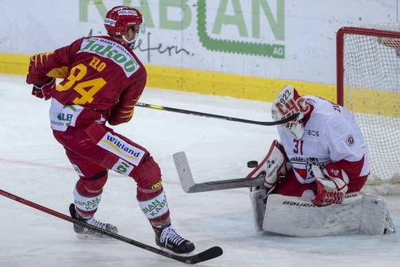 Tigers Eero Elo, links, verpasst gegen Lausannes Goalie Sandro Zurkirchen, rechts, waehrend dem Meisterschaftsspiel der National League, zwischen den SCL Tigers und dem HC Lausanne am Dienstag, 23. Ok ...