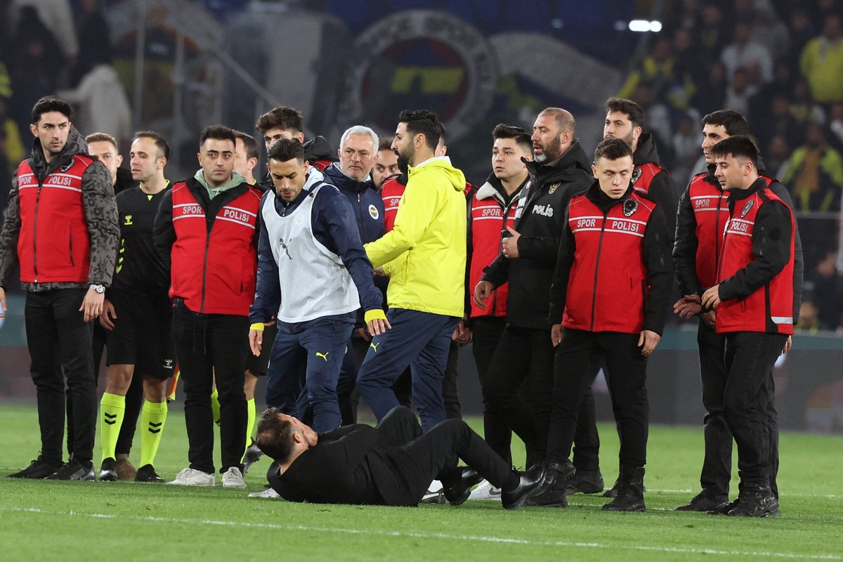 Mourinho grabs Galatasaray manager s nose after Fenerbahce defeat in Istanbul Fenerbahce v Galatasaray during the Turkish Cup, Quarter Final at Sukru Saracoglu, in Istanbul, Turkey, on April 2, 2025 . ...