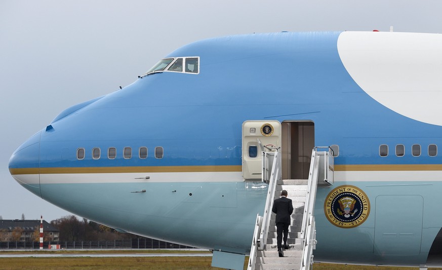 epa05636582 US President Barack Obama boards the Air Force One plane after his talks with the heads of state and government of Germany, France, Italy, Great Britain and Spain in Berlin, Germany, 18 No ...
