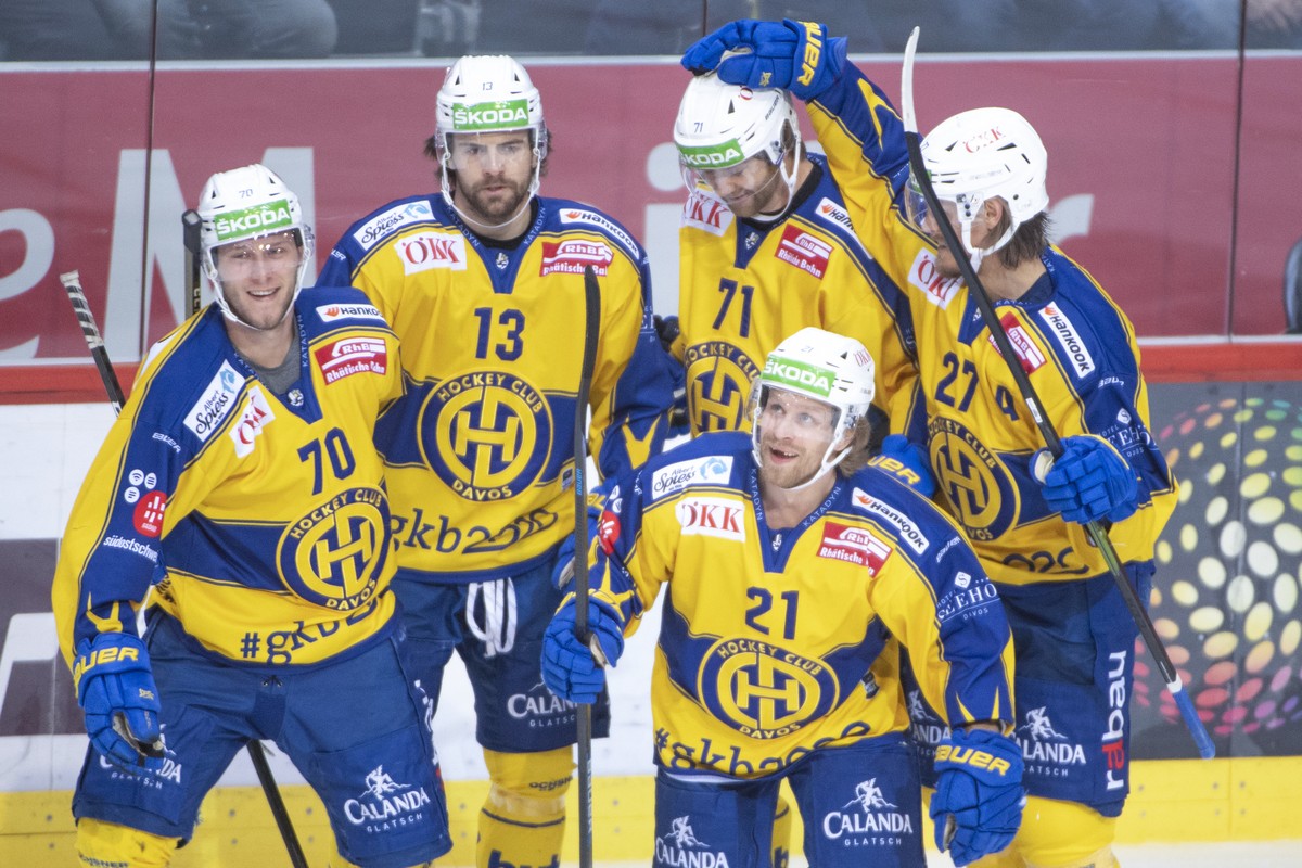 Davos' Enzo Corvi, Luca Hischier, Claude-Curdin Paschoud, Mattias Tedendby, und Magnus Nygren, von links, jubeln, waehrend dem Meisterschaftsspiel der National League zwischen dem SC Bern und dem ...