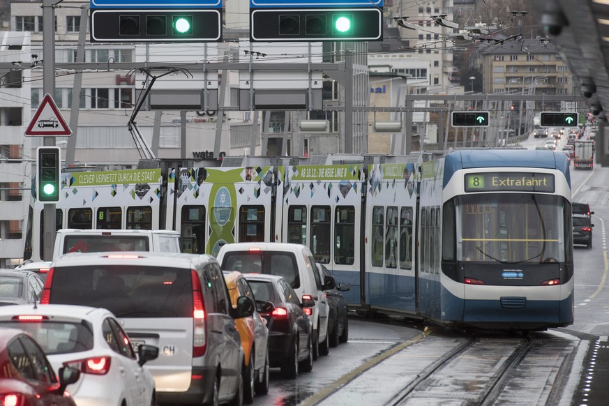 Ein Cobra Tram faehrt anlaesslich der Eroeffnung der Tramverbindung ueber die Hardbruecke, aufgenommen am Freitag, 8. Dezember 2017 in Zuerich. (KEYSTONE/Ennio Leanza)