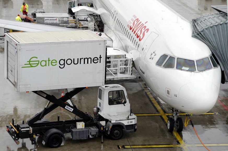 Fahrzeug von Gategourmet auf dem Flughafen Zuerich in Kloten am Donnerstag, 14. April 2016. Der Verwaltungsrat des vor dem Verkauf stehenden Airline-Caterers Gategroup hat an der Generalversammlung de ...