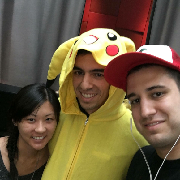 Nick (rechts im Bild) mit Freundin in Hongkong, begrüsst von einem Hotelangestellten im Pikachu-Kostüm.