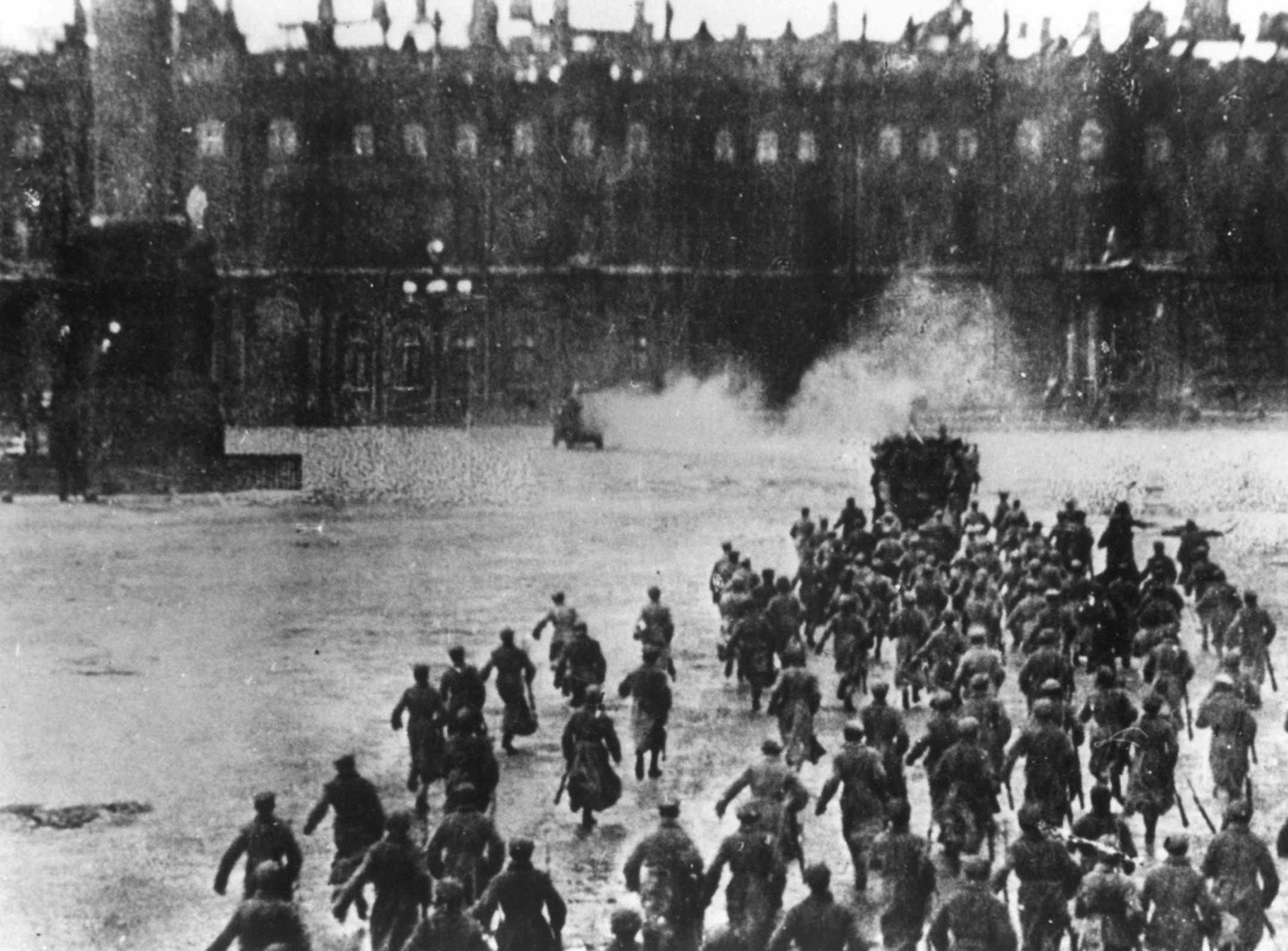 [EDITORS NOTE: Das Foto zeigt eine durch Schauspieler nachgestellte Szene aus dem Jahr 1920]. Sturm auf das St. Petersburger Winterpalais, Sitz der Kerenski-Regierung, am 7. November 1917. (KEYSTONE/P ...