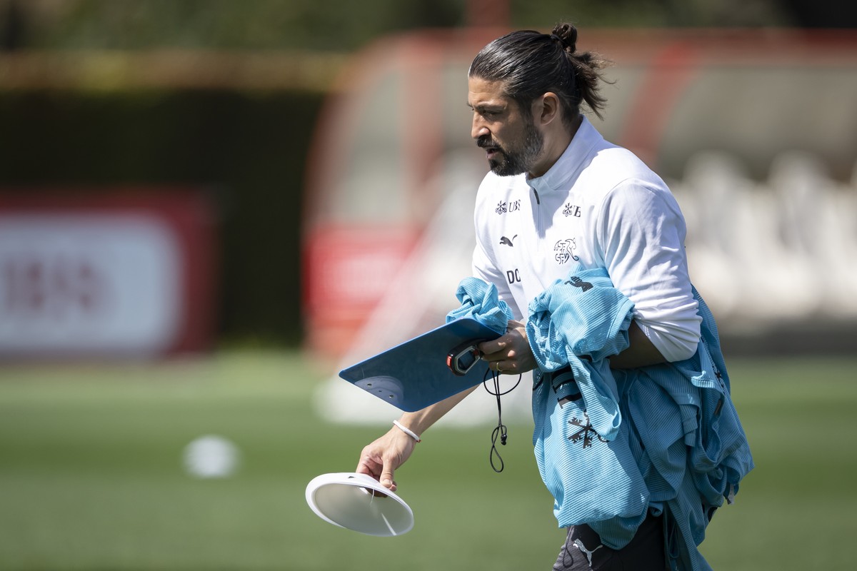 Der neue Assistenztrainer der Schweizer Fussballnationalmannschaft, Davide Calla, waehrend einem Training, am Dienstag, 18. Maerz 2025, in The Campus, in Almancil, Portugal. Die Schweizer Fussball Nat ...