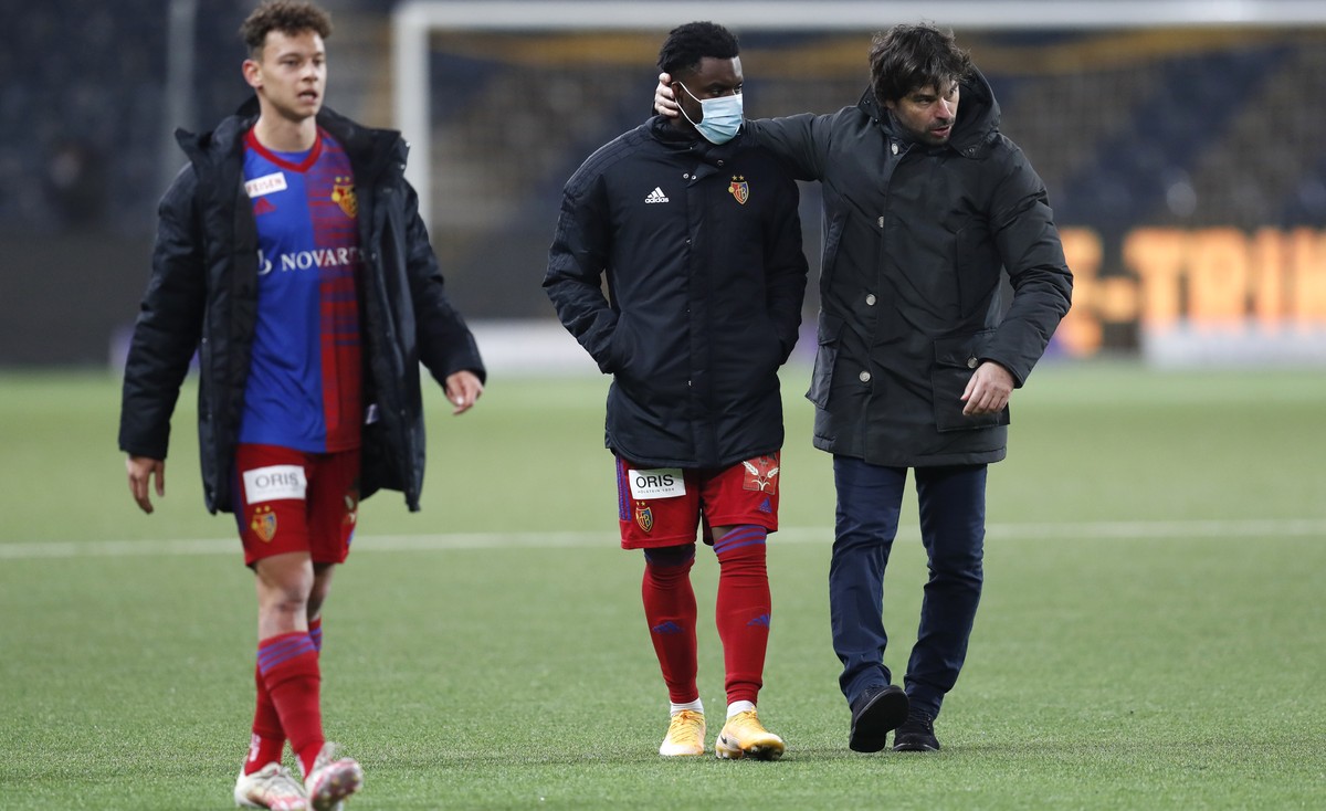 Basels Cheftrainer Ciriaco Sforza, rechts, und seine Spieler Afimico Pululu, Mitte, und Julian van Moos, links, verlassen das Spielfeld nach dem Super League Spiel zwischen dem BSC Young Boys Bern und ...