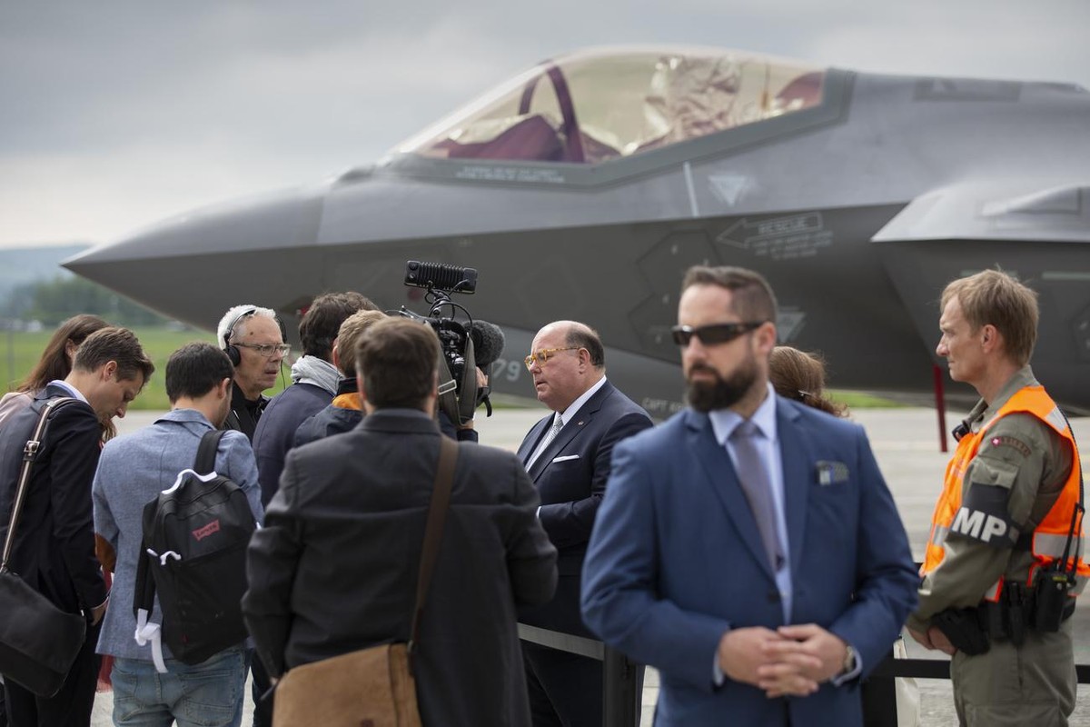 L'ambassadeur américain en Suisse, Edward T. McMullen, au centre, parle aux journalistes devant un avion de combat Lockheed Martin F-35A, lors d'une journée de test et d'évaluation sur  ...