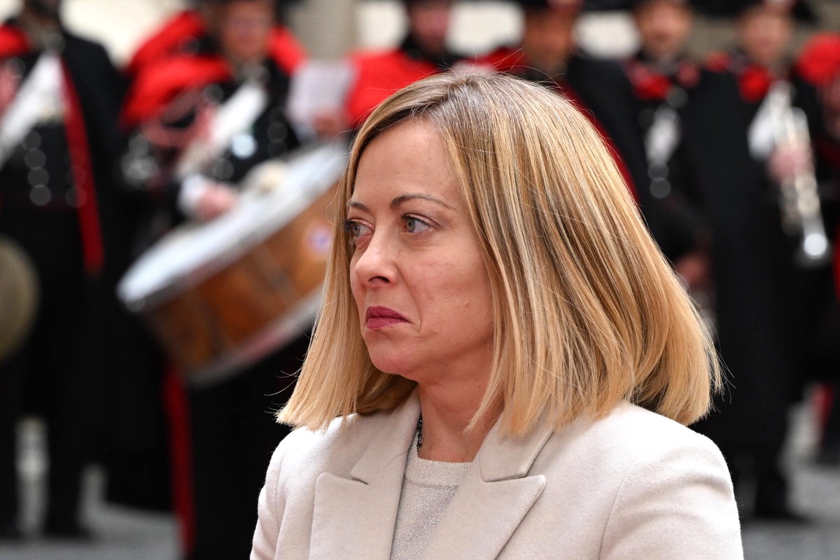 epa11886515 Italian Prime Minister Giorgia Meloni waits to welcome Austria's acting Chancellor Alexander Schallenberg (not pictured) upon their meeting at Palazzo Chigi, in Rome, Italy, 10 Februa ...