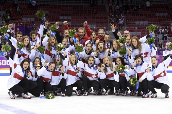 In der Eishockey-Nati gibt es die Zwillings-Paare Julia und Stefanie Marty sowie Laura und Sara Benz. Jessica Lutz spielt zwar ebenfalls in der Nati, aber ihre angebliche Zwillings-Schwester Eveline h ...