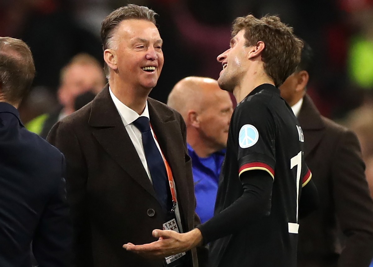 epa09859281 Germany's Thomas Mueller (R) and Netherlands' head coach Louis van Gaal (L) react after the International Friendly soccer match between the Netherlands and Germany in Amsterdam,  ...