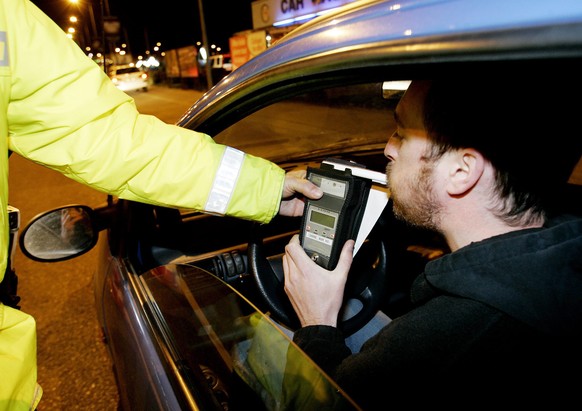 ARCHIV - ZUM SDA TEXT NR. BRD001 &quot;WENIGER UNFAELLE MIT ALKOHOL SEIT SENKUNG DER PROMILLEGRENZE&quot; STELLEN WIR IHNEN FOLGENDES BILDMATERIAL ZUR VERFUEGUNG - Un control de Police a eu lieu cette ...