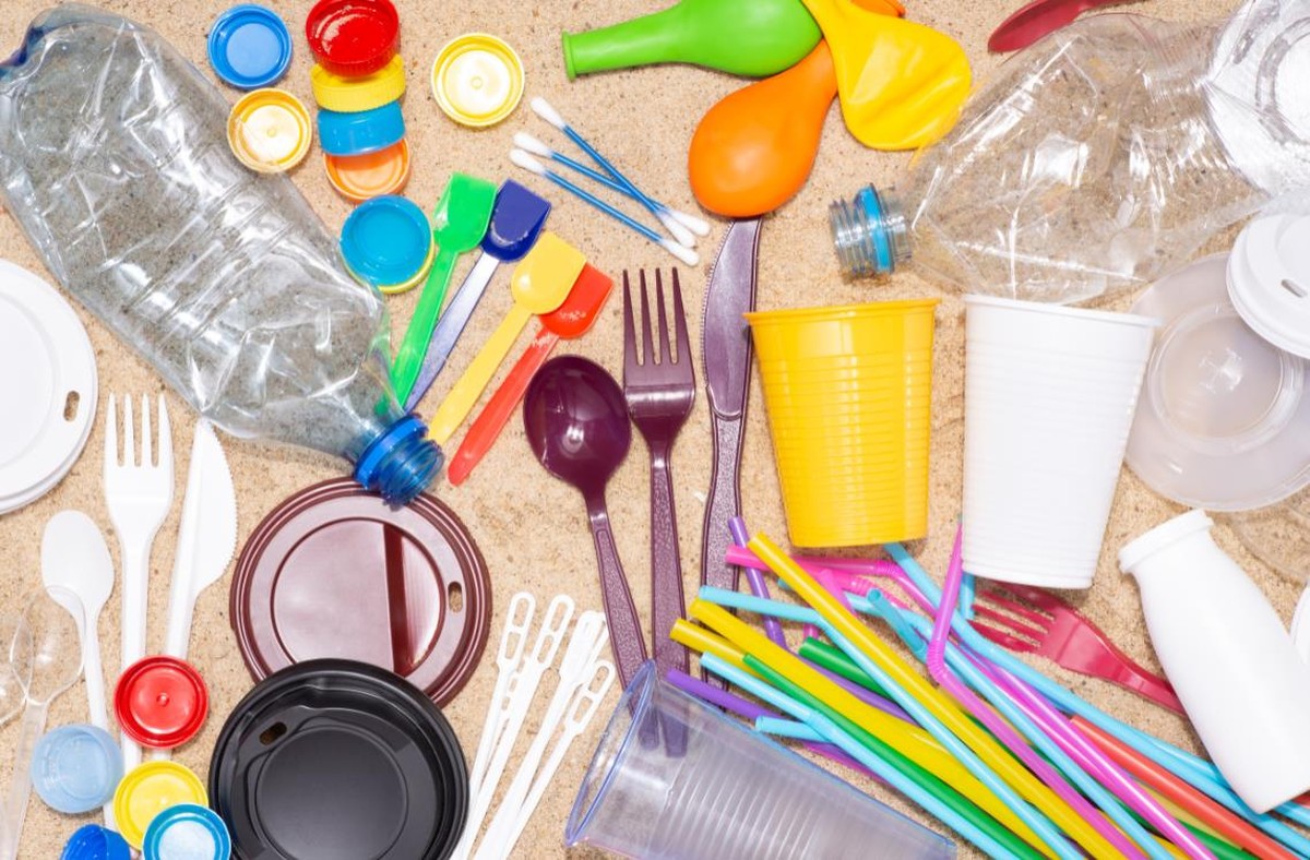 Plastikutensilien für den Einmalgebrauch belasten die Umwelt: China strebt bessere Mülltrennung und -vermeidung an.