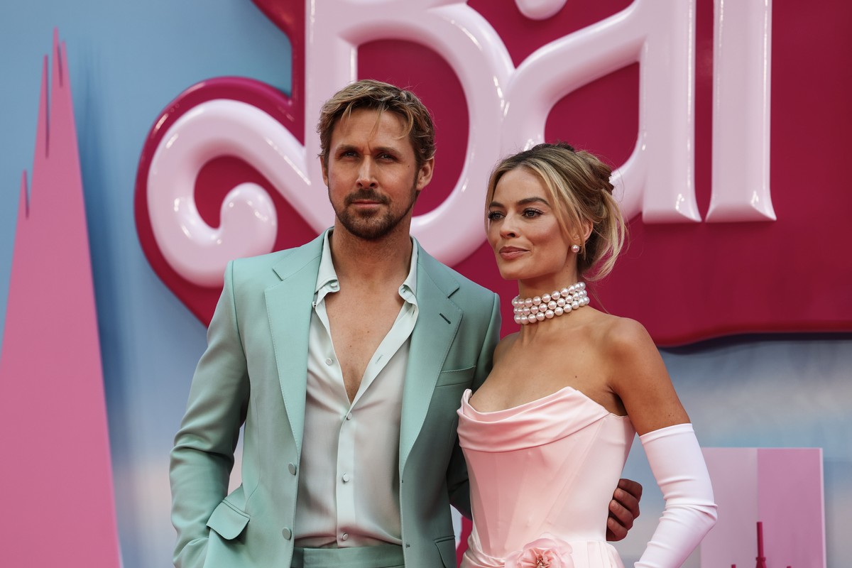 epa10742446 Canadian actor Ryan Gosling (L) and Australian actor Margot Robbie pose on the pink carpet at the European premiere of 'Barbie' in central London, Britain, 12 July 2023. The film ...
