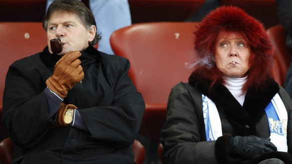 Ancillo Canepa, Praesident des FC Zuerich, und seine Frau Heliane goennen sich eine Rauchpause, im Sechzehntelfinal des Schweizer Cups zwischen dem FC Zuerich und dem FC Locarno, am Samstag, 17. Oktob ...