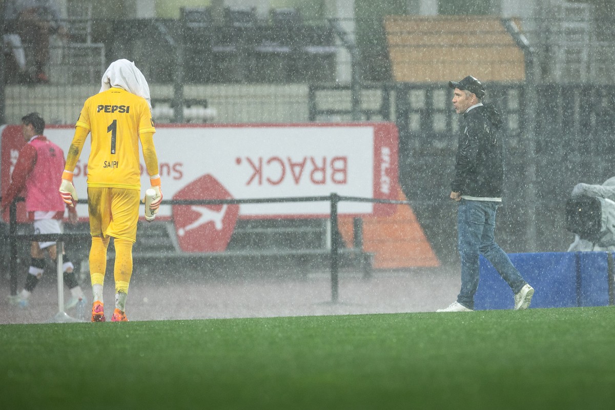 Match interrupted due to bad weather, during the Super League soccer match FC Lugano against FC FC St.Gallen, at the Cornaredo Stadium in Lugano, Sunday , 2 November, 2025. .(KEYSTONE / Ti-Press / Mas ...