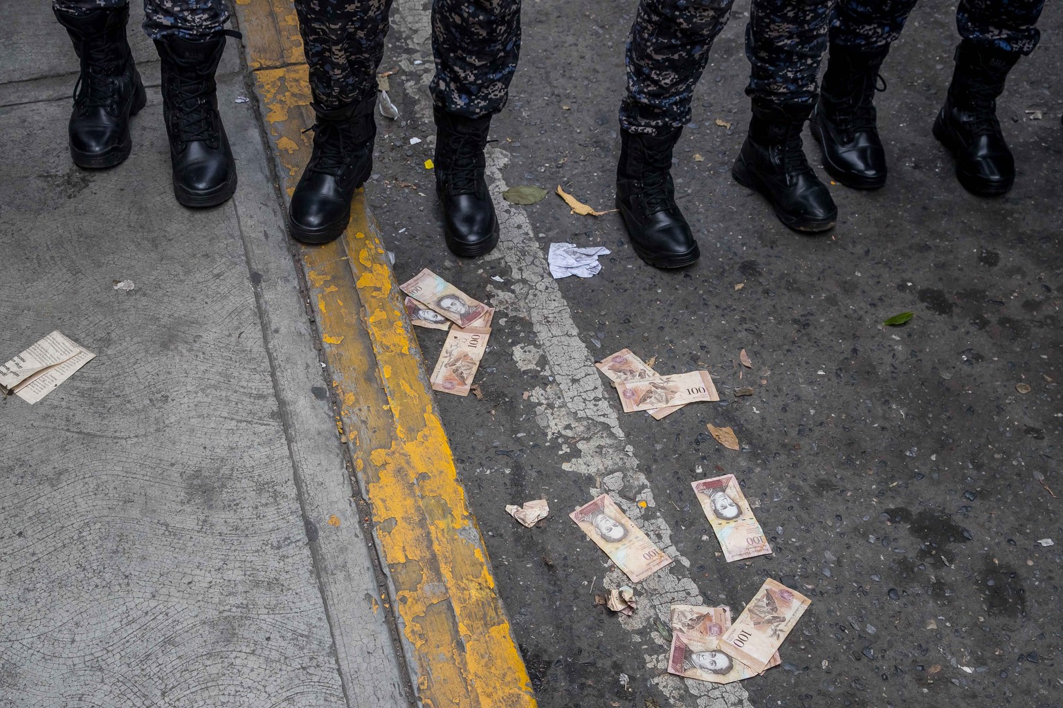 epa06953151 Police officers block a protest of healthcare workers, in Caracas, Venezuela, 16 August 2018. Dozens of policemen stopped a protest of healthcare workers for two hours as demonstrators tri ...