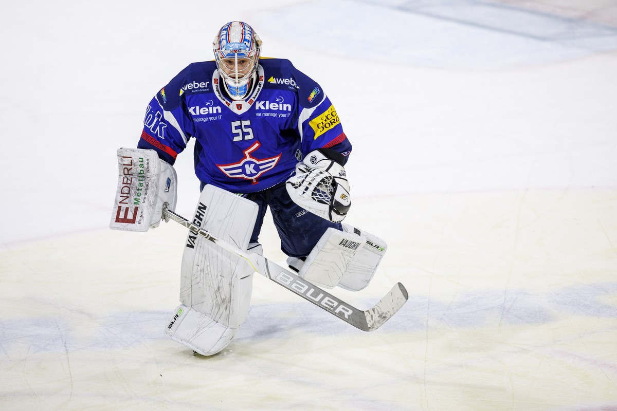 EHC Kloten Torhueter Juha Metsola waehrend dem Eishockey-Meisterschaftsspiel der National League zwischen dem EHC Kloten und den SC Rapperswil-Jona Lakers in Kloten am Donnerstag, 2. Maerz 2023, in Kl ...