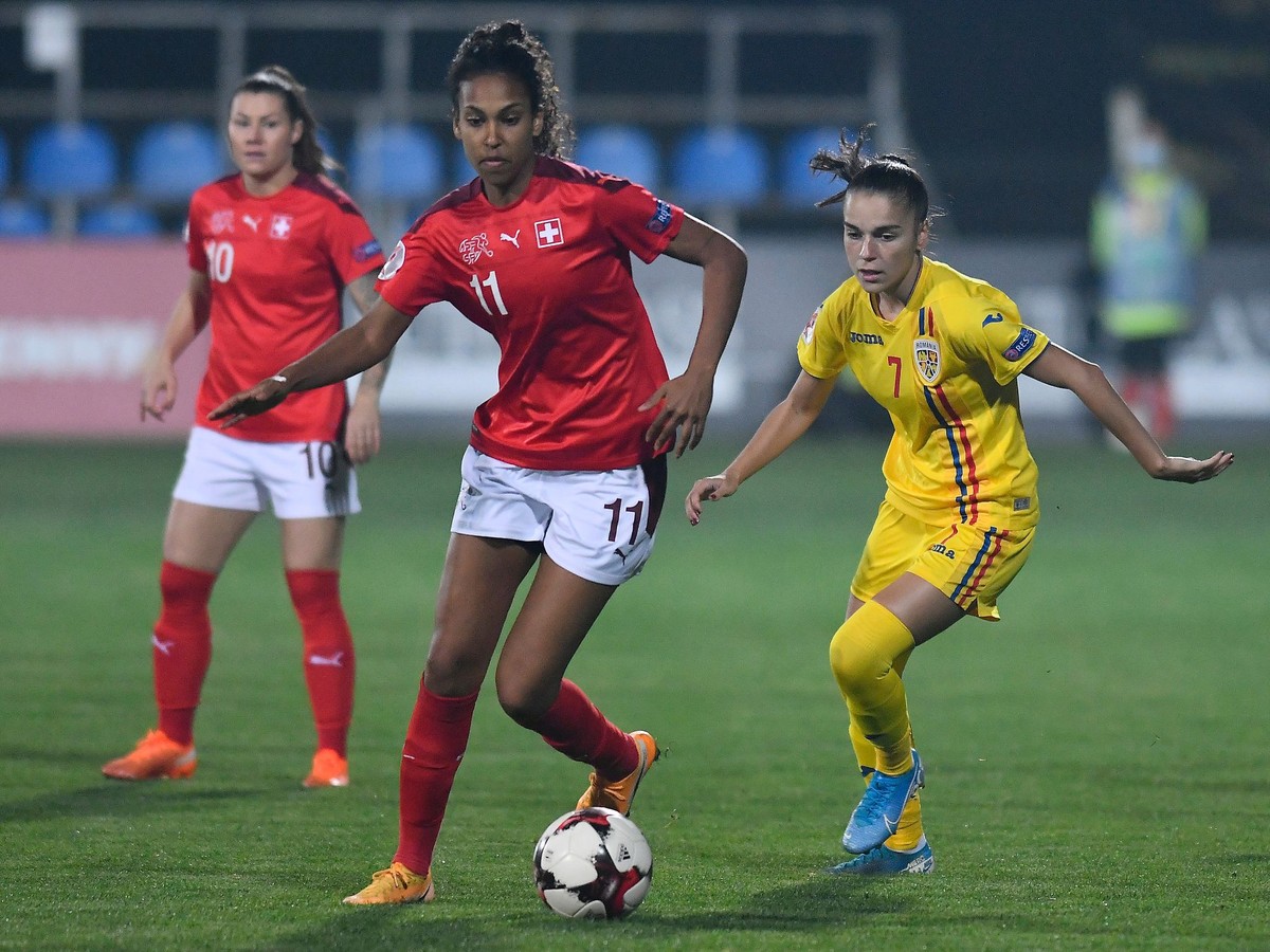HANDOUT - Die Torschuetzin Coumba Sow, Mitte, enteilt ihrer Bewacherin im Spiel gegen Rumaenien in der EM Qualifikation in der Gruppe H am Dienstag, 26. Oktober 2020 in Mogosoaia, Rumaenien. (SCHWEIZE ...