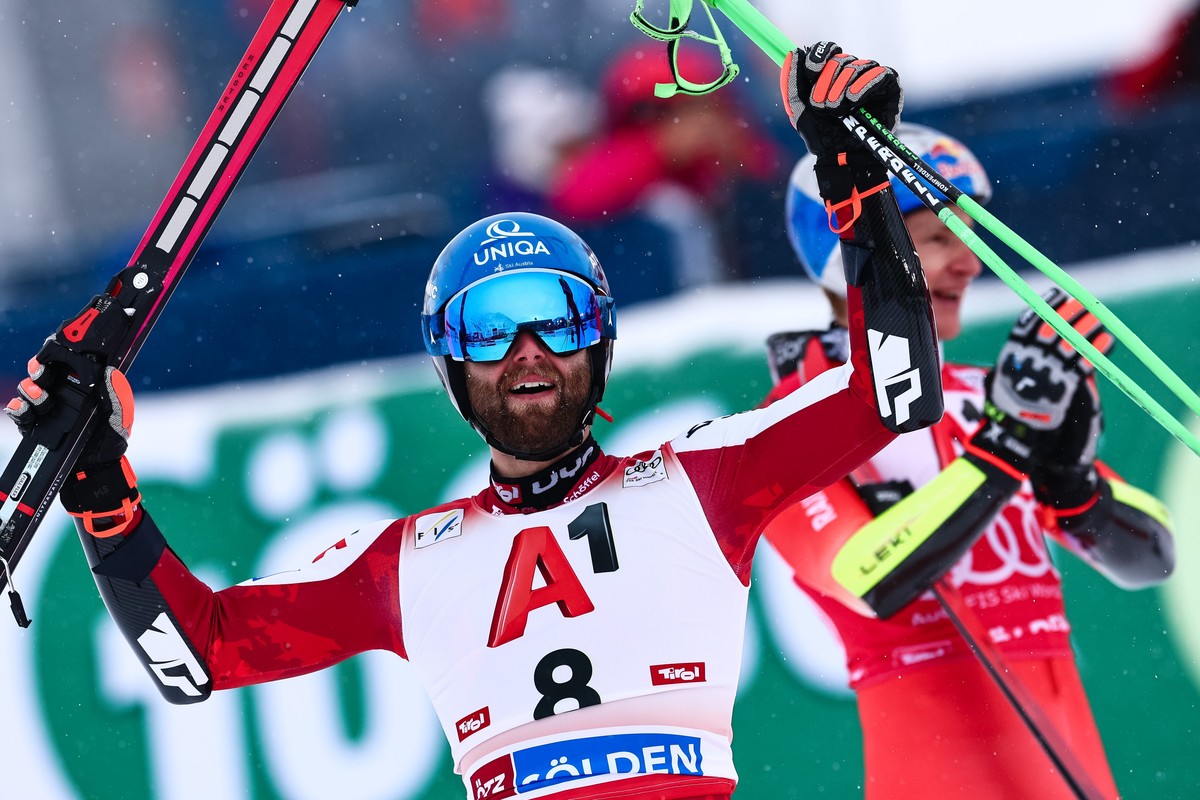 epa12483844 Marco Schwarz of Austria (L) and Marco Odermatt of Switzerland react in the finish area during the second run of the Men's Giant Slalom race of the FIS Alpine Skiing World Cup season  ...