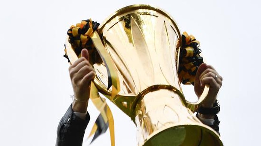 Der ehemalige YB Spieler Stephane Chapuisat feiert mit dem Pokal nach dem Fussball Meisterschaftsspiel der Super League zwischen den Berner Young Boys und dem FC Lugano, am Sonntag, 13. Mai 2018, im S ...