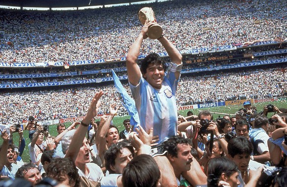 Diego Maradona mit WM-Pokal 1986.