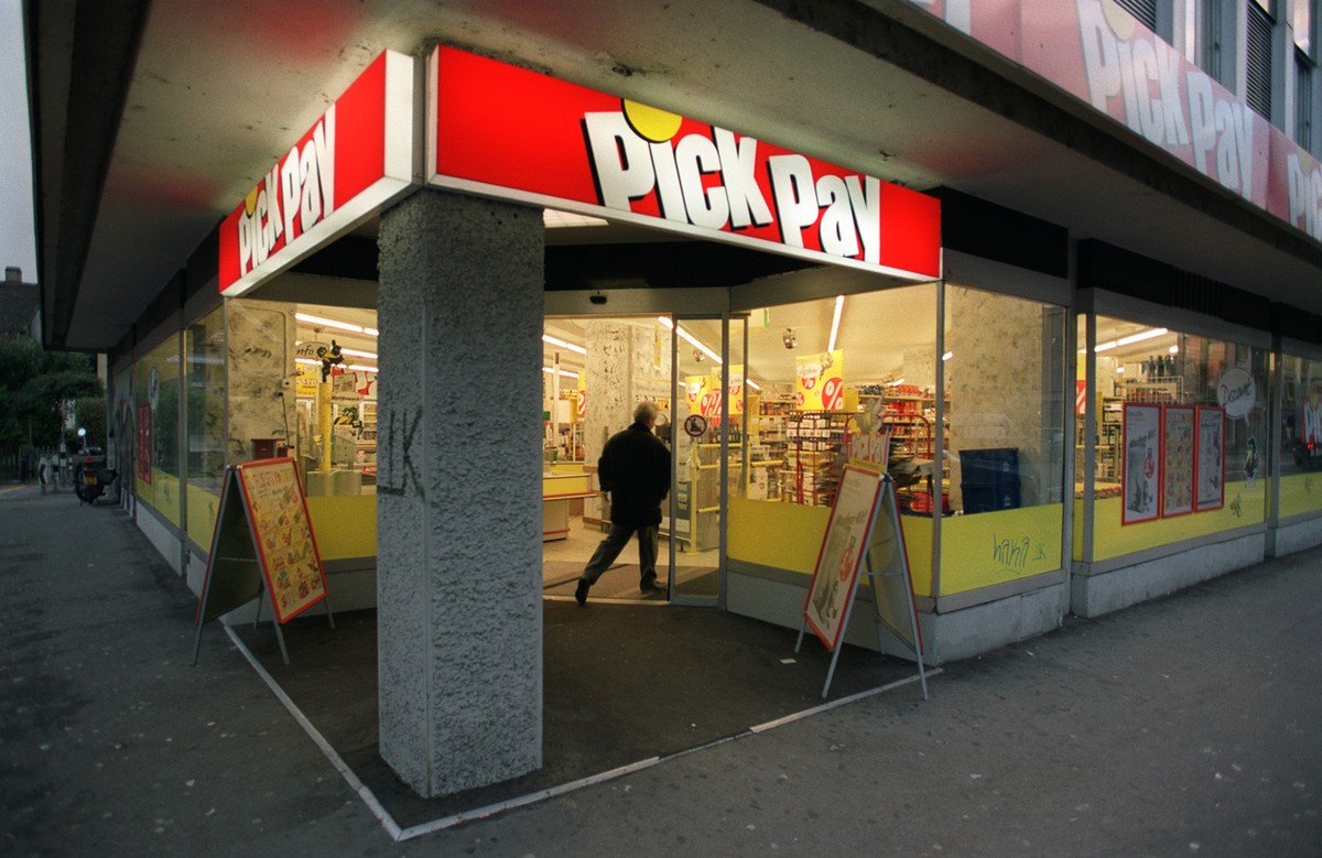 Der Eingang einer Filiale des Markenartikel-Discounters Pick Pay am 19. Dezember 2002 in Zuerich. Pick Pay ist ein Unternehmen der Bon Appetit Group Schweiz. (KEYSTONE/Gaetan Bally) : FILM]