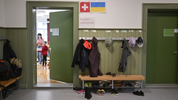 Prints der Schweizer und Ukrainischen Flagge vor einem Schulzimmer, in dem ukrainische Fluechtlingskinder beschult werden, aufgenommen im Rahmen eines Besuches fuer Medien am Freitag, 13. Mai 2022, im ...