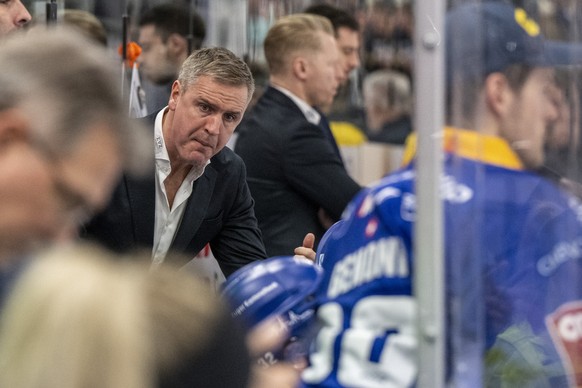 Der Head Coach von Zug, Dan Tangnes, links, beim Eishockey Meisterschaftsspiel der National League zwischen dem EV Zug und den ZSC Lions am Donnerstag, 29. Februar 2024 in Zug. (KEYSTONE/Urs Flueeler) ...