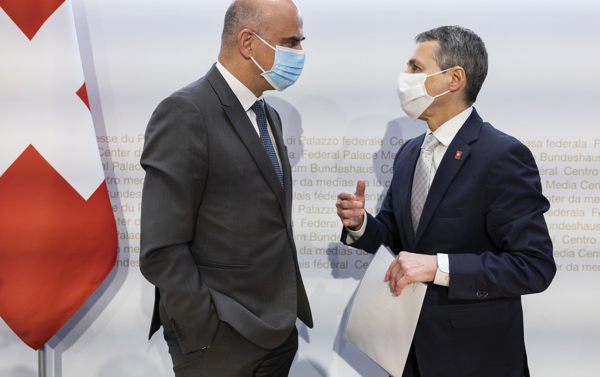 Bundesrat Alain Berset, links, diskutiert mit Bundespraesident Ignazio Cassis, am Ende einer Medienkonferenz des Bundesrates zur aktuellen Situation im Zusammenhang mit dem Coronavirus, am Mittwoch, 1 ...