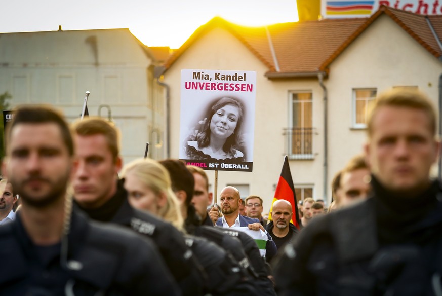 epa07025742 Right wing protesters march during a protest in Koethen, Germany, 16 September 2018. The dead of a 22-year-old man after a violent confrontation with two Afghan refugees on the night of 08 ...