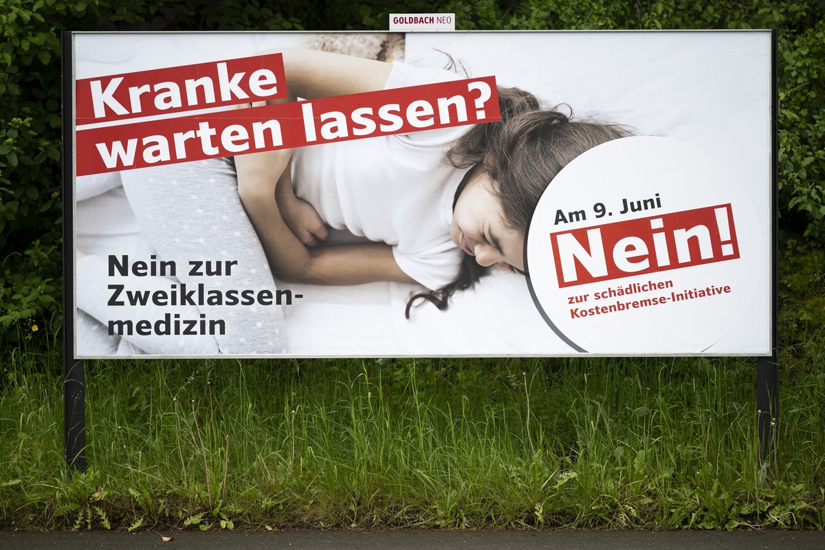Ein Plakat des Komitees gegen Zweiklassenmedizin fordert zur Ablehnung der Volksinitiative "Fuer tiefere Praemien - Kostenbremse im Gesundheitswesen (Kostenbremse-Initiative)" fotografiert a ...