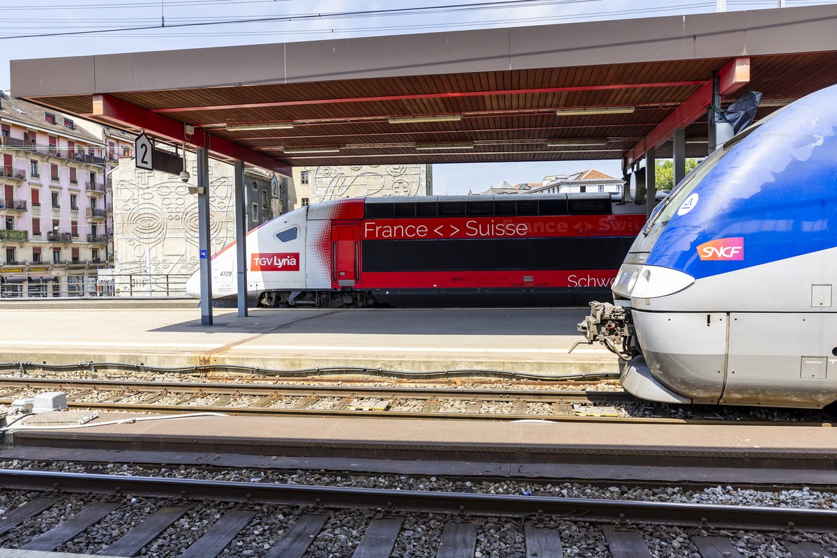 Un train TGV Lyria pour Paris et un train TER de la SNCF pour Lyon Part Dieu sont photographies a la gare CFF Geneve Cornavin a l'issue d'une conference de presse de l'Association trans ...