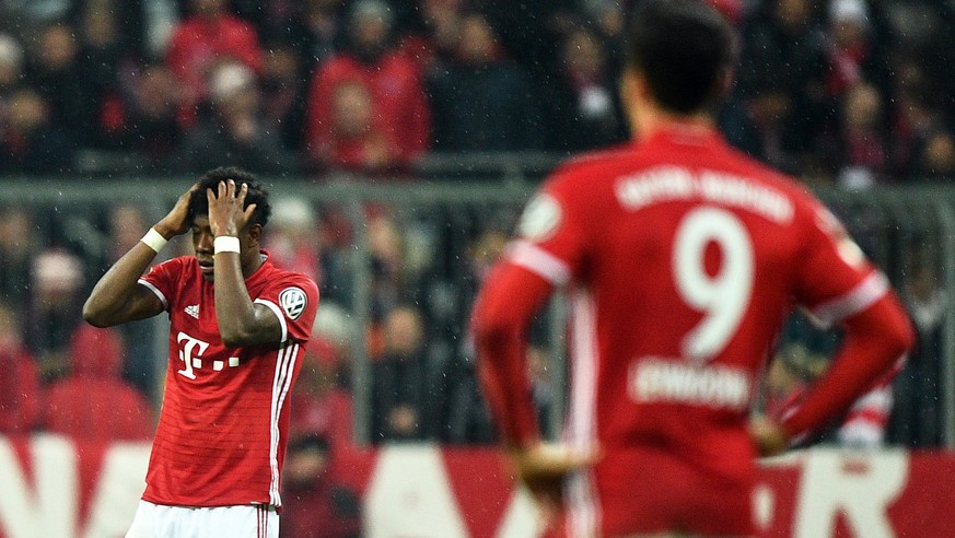 David Alaba (links) rauft sich die Haare und auch Robert Lewandowski scheint ratlos. Die Bayern stecken in der Krise.