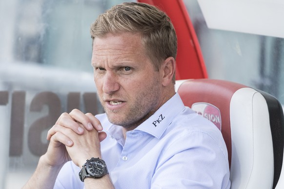 Thuns Cheftrainer Marc Schneider schaut dem Geschehen von der Trainerbank zu, im Fussball Meisterschaftsspiel der Super League zwischen dem FC Sion und dem FC Thun im Stade de Tourbillon, am Samstag,  ...