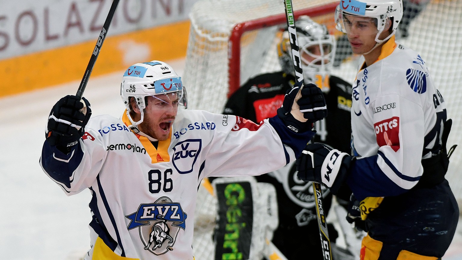 Zug&#039;s player Erik Thorell, left, celebrates the 0-2 goal, during the preliminary round game of National League Swiss Championship between HC Lugano and EV Zug, at the Corner Arena stadium in Luga ...