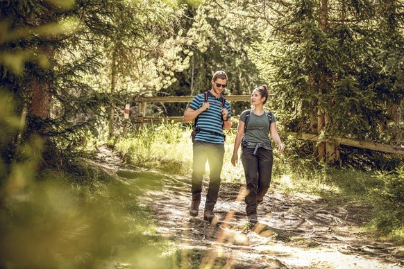 Ein Pärchen wandert durch einen Wald im Nationalpark