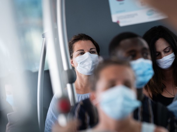 Passagiere mit Schutzmasken in einem Bus der Trasporti Pubblici Luganesi TPL am 6. Juli in Lugano. Seit diesem Datum m