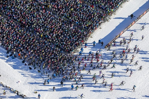 ARCHIV - ZUR ABSAGE DES ENGADINER SKIMARATHONS WEGEN DES CORONAVIRUS STELLEN WIR IHNEN FOLGENDES BILDMATERIAL ZUR VERFUEGUNG - Thousands of sportsmen and -women are on their way from Maloya to S-Chanf ...