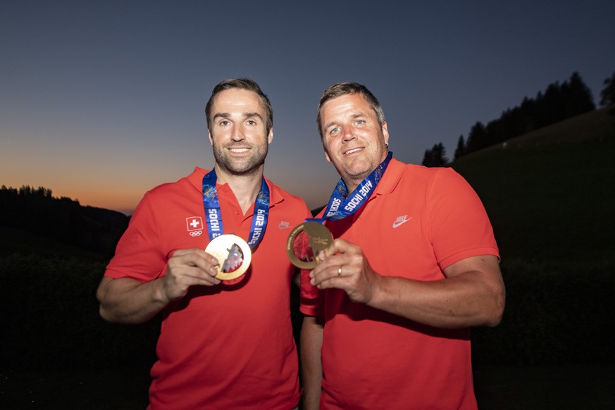 Die Schweizer Bobfahrer Beat Hefti, rechts, und Alex Baumann, links, anlaesslich der offiziellen Medaillen-Umverteilungszeremonie der Olympia-Goldmedaille an die Olympia Silbermedaillengewinner im Zwe ...