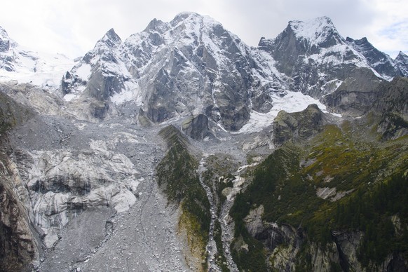 Blick auf den Piz Cengalo und Piz Badile mit Murgang, am Mittwoch, 13. September 2017, in Promontogno bei Bondo. Am 23. August war ein Bergsturz am Piz Cengalo mit Murgaengen nach Bondo niedergegangen ...