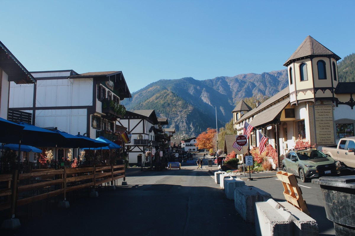 Des façades bavaroises, les montagnes de l’Etat de Washington et beaucoup de touristes: bienvenue à Leavenworth.