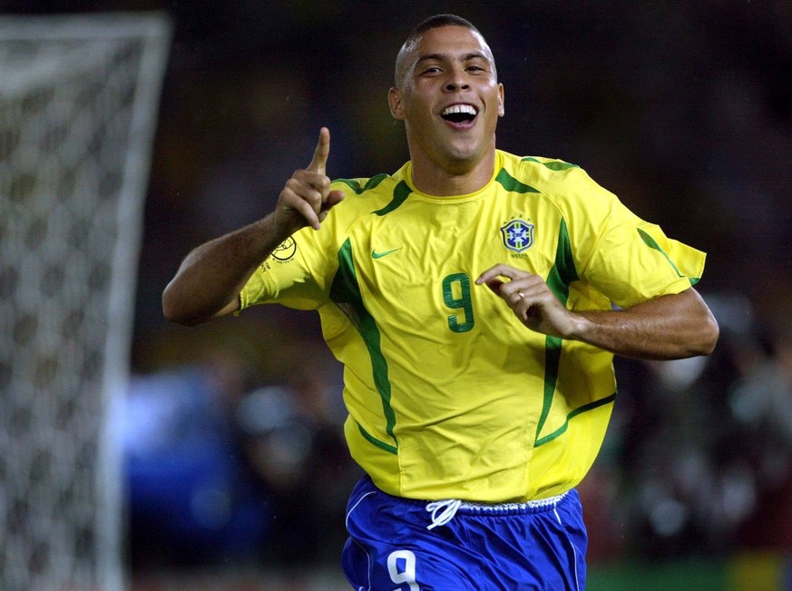 YOKOHAMA 20020630 FOTBOLLS VM final.Tyskland- Brasilien 0-2. Brasiliens Ronaldo avg�r sj�lv finalen mot Tyskland. DIGITALKAMERA YOKOHAMA JAPAN FOTBOLL x10131x *** YOKOHAMA 20020630 FOOTBALL World Cup  ...