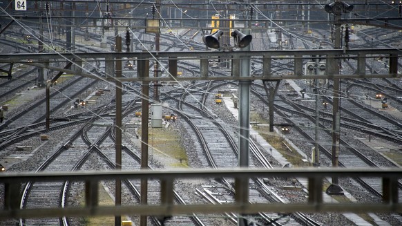 ZUM AUSBAUSCHRITT BAHNINFRASTRUKTUR 2030/2035 DES BUNDESRATES, AM FREITAG, 29. SEPTEMBER 2017, ERHALTEN SIE FOLGENDE ARCHIVBILDER ---- Schienen vor der Einfahrt zum Bahnhof SBB in Basel am Montag, 13. ...