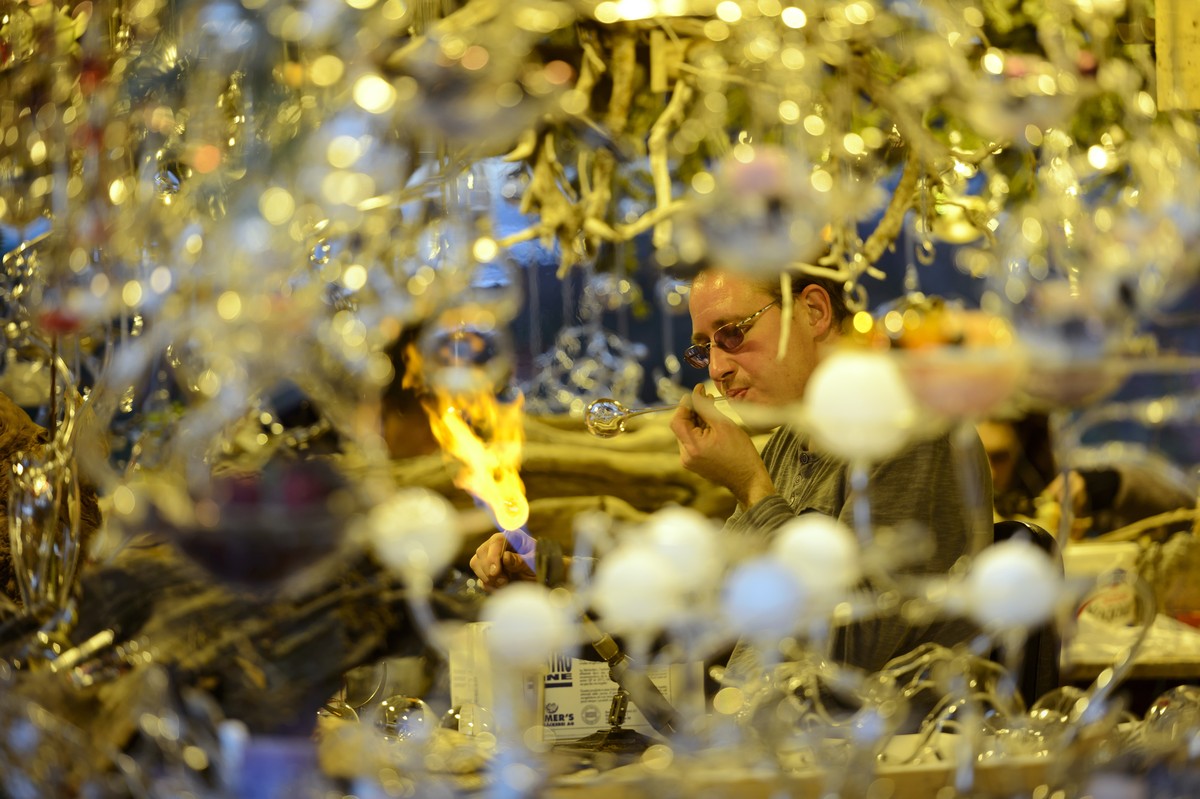 A Glassblower makes a demonstration of his skills at his stand on the first day of the 20th edition of the Christmas Market in Montreux, Switzerland, Friday, November 21, 2014. (KEYSTONE/Laurent Gilli ...