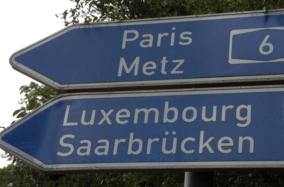 Die Autobahn A 6 in Saarbr�cken verbindet das Saarland mit Rheinland-Pfalz, Luxemburg und Frankreich und ist eine Hauptlinie f�r den Europ�ischen Fernverkehr. Das Schild auf der Autobahn verr�t die Be ...