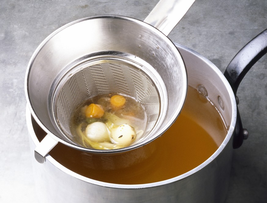 gemüsebouillon gemüsefond fond bouillon brühe suppe essen kochen food gemüse shutterstock