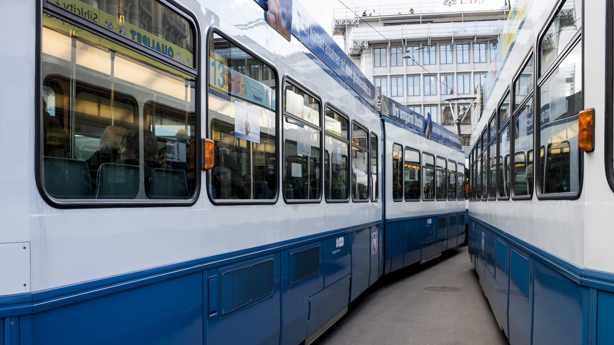 Die Zuercher Strassenbahn "Tram 2000" faehrt am Paradeplatz, aufgenommen am Dienstag, 3. Maerz 2015 in Zuerich. Die Verkehrsbetriebe Zuerich (VBZ) stehen in der Kritik. Bei ihrem Vergabeents ...