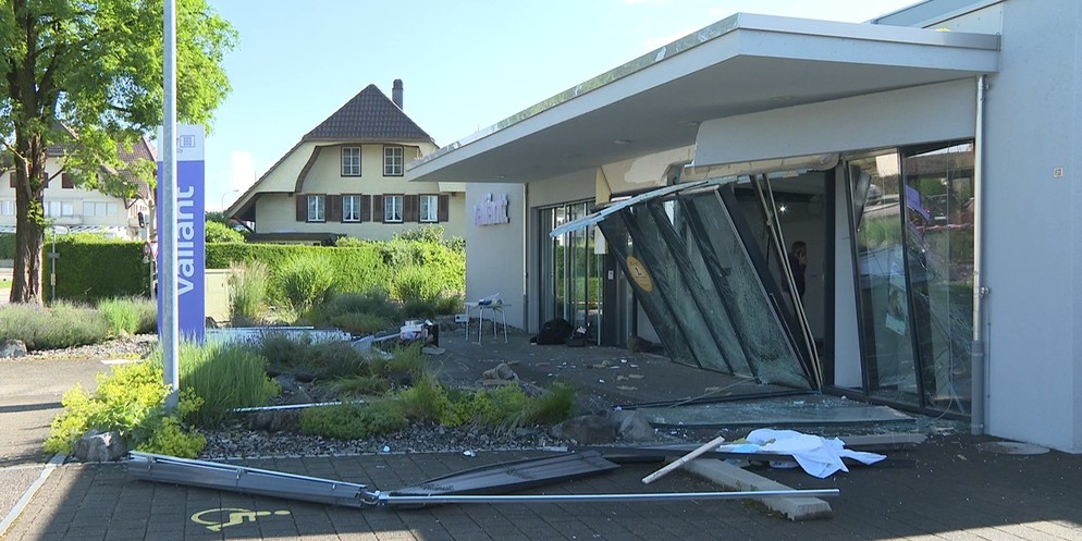 Ein Bild der Zerstörung in Jegenstorf im Kanton Bern am Tag nach der Bankomatensprenung.